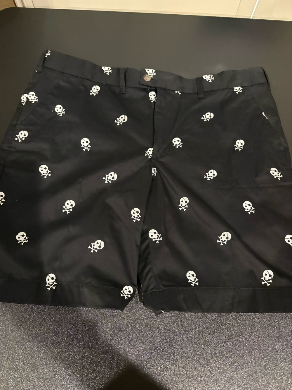 NWOT Loudmouth Golf Men's Black Skull Print Flat Front Shorts